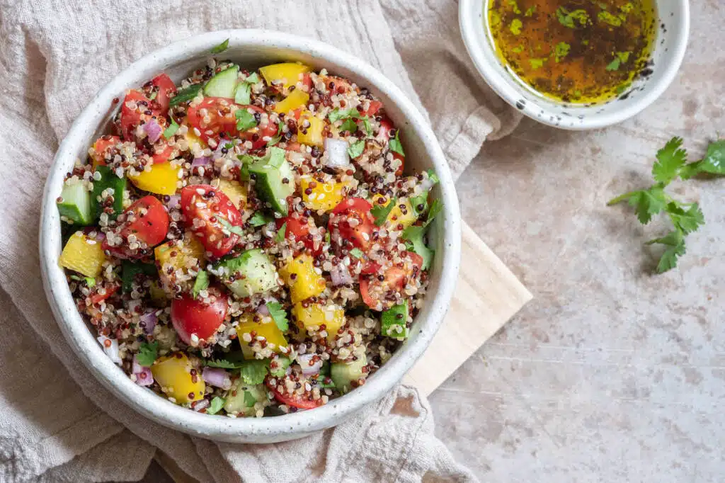 Ensalada fresca de quinoa y verduras 1 ensalada quinoa foody mayo 2023 1